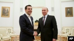 Tổng thống Nga Vladimir Putin đón chào Thủ tướng Hy Lạp Alexis Tsipras tại Điện Kremlin Moscow, ngày 8/4/2015.