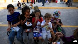 Crianças que entraram ilegalmente nos Estados Unidos num centro de acolhimento