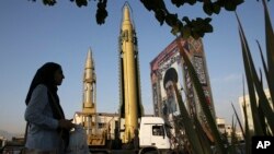 지난해 9월 테헤란에서 진행된 이란-이라크 전쟁 37주년 기념행사에 등장한 고체연료 지대지 미사일과 아야톨라 알리 하메네이 최고지도자 초상.