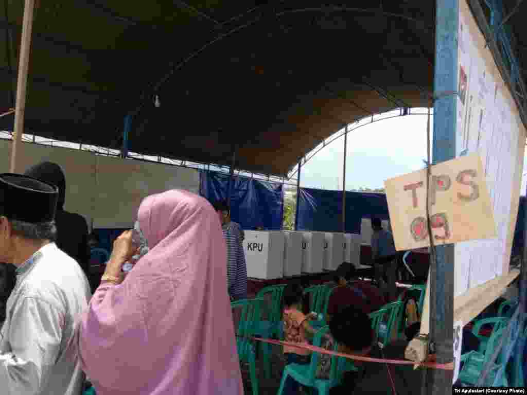 Pemungutan suara di TPS 9 Spot Center Balaroa yang diikuti warga Kota Palu yang terdampak bencana alam di Palu Barat. Sulawesi Tengah. (Foto : Tri Ayulestari)