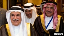 沙特石油部長歐那密，左，出席海灣協作委員會會議