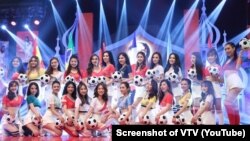 Các cô gái tham gia chương trình "Nóng cùng World Cup" trên VTV. Việc dùng phụ nữ cho chương trình này của VTV bị chỉ trích là "coi thường phụ nữ đội lốt tôn vinh." (Ảnh chụp màn hình của VTV trên Youtube)