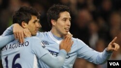 Dua pemain Manchester City, Sergio Aguero (kiri) dan Samir Nasri. City kini memimpin sendirian Liga Primer setelah mengalahkan Fulham 3-0.