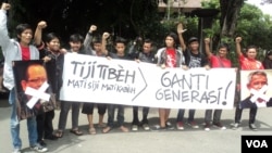 Penggemar sepakbola di Solo, Jawa Tengah, berdemonstrasi memprotes kekisruhan organisasi pengelola sepakbola di Indonesia. (Foto: Dok)