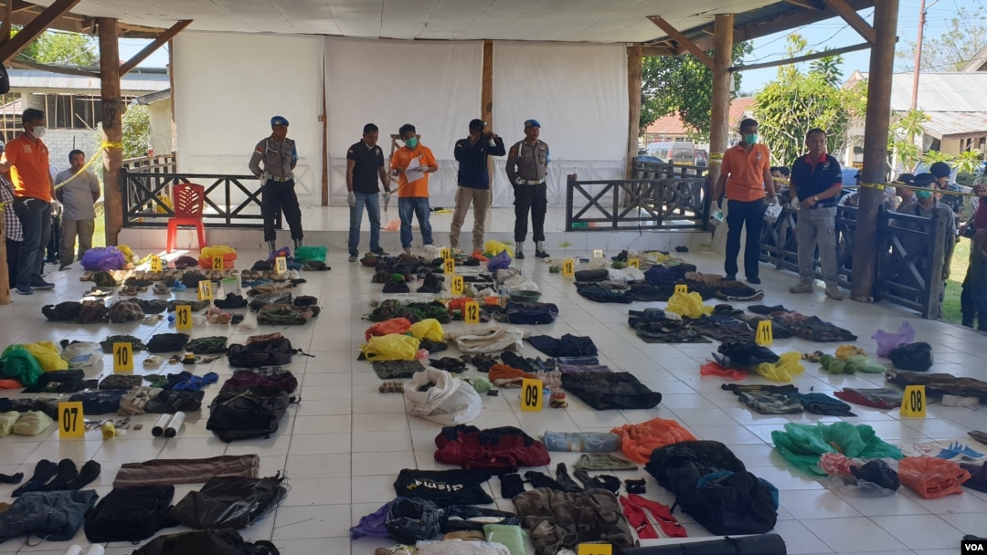 Mapolres Poso Selasa (5/3) menggelar barang bukti antara lain satu pucuk Senjata Api M16 berikut 84 butir amunisi yang diamankan pasca baku tembak antara Satgas Tinombala 2019 dengan kelompok teroris Minggu, 3 Maret 2019. (Foto: VOA/Yoanes Litha)