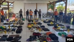 Mapolres Poso Selasa (5/3) menggelar barang bukti antara lain satu pucuk Senjata Api M16 berikut 84 butir amunisi yang diamankan pasca baku tembak antara Satgas Tinombala 2019 dengan kelompok teroris Minggu, 3 Maret 2019. (Foto: VOA/Yoanes Litha)