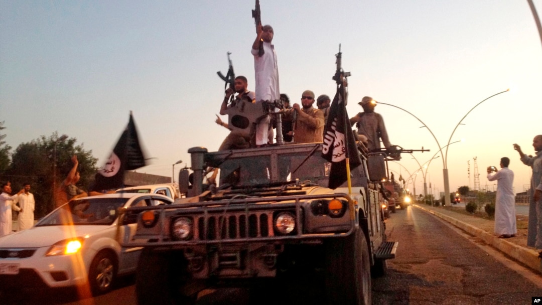 Militan ISIS melakukan parade di Mosul, Irak utara (foto: dok).