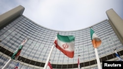 پرچم ایران و سایر کشورها در مقابل مقر آژانس بین المللی انرژی اتمی در وین