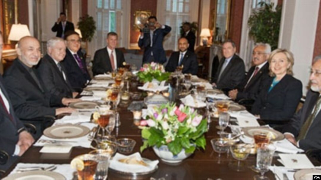 Menteri Luar Negeri AS Hillary Clinton (kedua dari kanan) menjamu makan malam Presiden Afghanistan Hamid Karzai (kedua dari kiri) dan rombongannya, di rumah khusus untuk menjamu tamu negara, Blair House, di Washington.