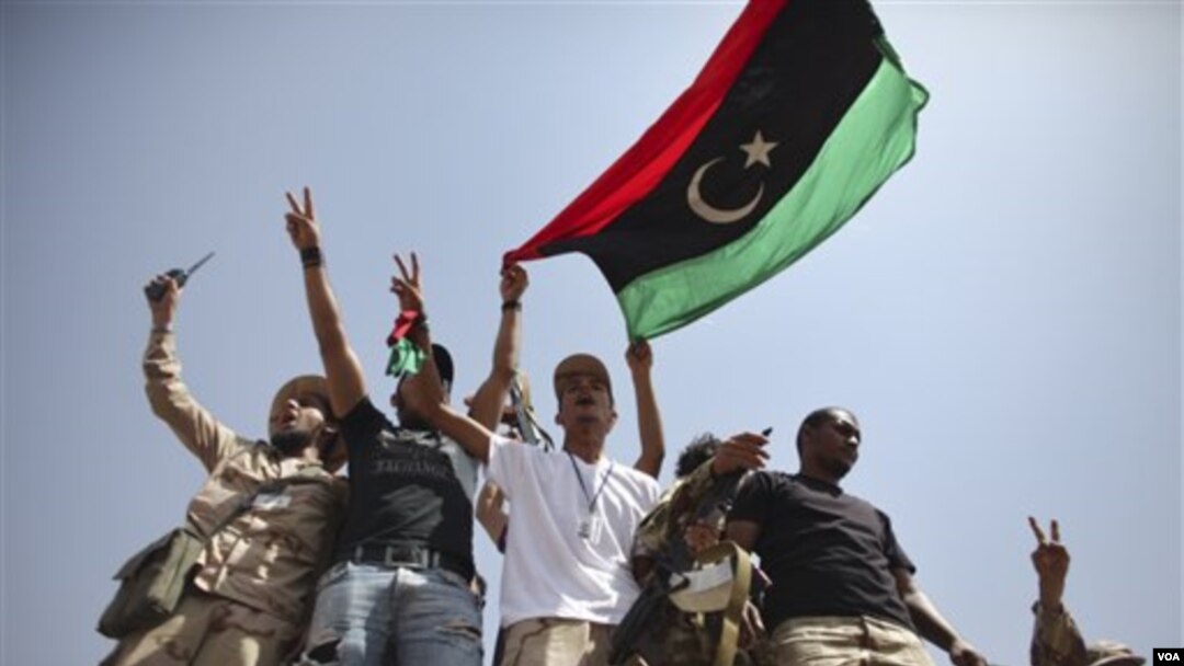 Pasukan anti-Gaddafi merayakan hasil negosiasi para pemimpin suku dan pemimpin mereka di pos penjagaan Tarhouna dan Bani Walid, Libya (6/9).
