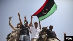 Pasukan anti-Gaddafi merayakan hasil negosiasi para pemimpin suku dan pemimpin mereka di pos penjagaan Tarhouna dan Bani Walid, Libya (6/9).