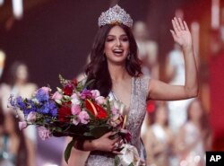 Harnaaz Sandhu dari India melambai setelah dinobatkan sebagai Miss Universe 2021 selama kontes Miss Universe ke-70, Senin, 13 Desember 2021, di Eilat, Israel. (Foto: AP/Ariel Schalit)