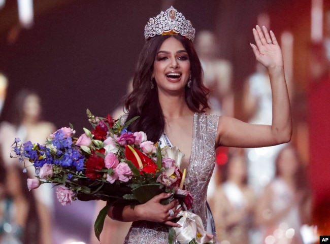 Harnaaz Sandhu dari India melambai setelah dinobatkan sebagai Miss Universe 2021 selama kontes Miss Universe ke-70, Senin, 13 Desember 2021, di Eilat, Israel. (Foto: AP/Ariel Schalit)