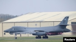 2026년 3월 영국 글로스터셔주 페어포드에 위치한 미 공군(USAF) 주둔지 페어포드 기지에서, 미국·이스라엘과 이란 간의 갈등 속에 미 공군 B-1 폭격기 한 대가 이륙하고 있는 모습 (자료사진)