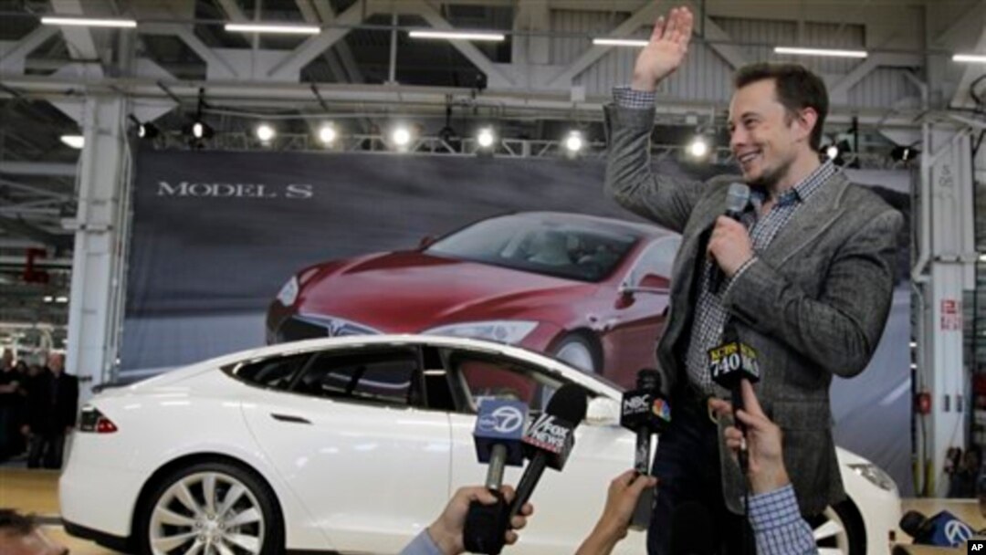 Izvršni direktor kompanije "Tesla" Elon Mask maše tokom skupa u fabrici tih vozila u Fremontu u Kaliforniji (AP Photo/Paul Sakuma)