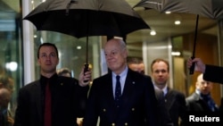 U.N. mediator for Syria Staffan de Mistura (R) arrives for a news conference on the Syrian peace talks outside President Wilson hotel in Geneva, Switzerland Feb. 3, 2016. 