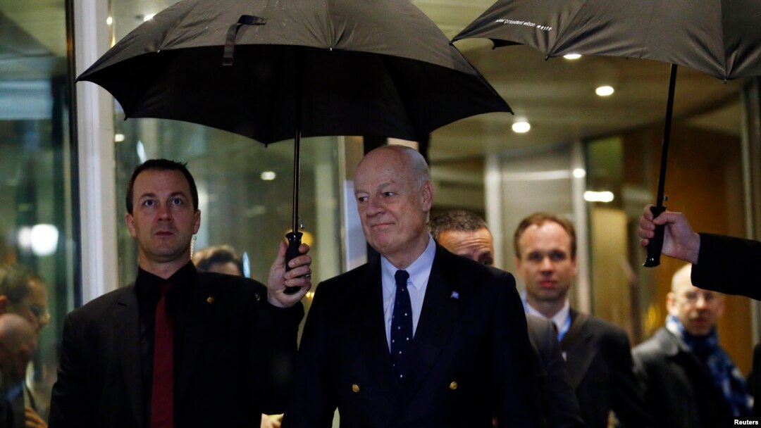 El mediador de la ONU para Siria, Staffan de Mistura (derecha) dio una conferencia de prensa en Ginebra, Suiza, el miércoles, 3 de febrero de 2016.