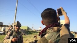 摩苏尔的伊拉克士兵在等待部署的间隙自拍。
