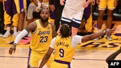  LeBron et Bronny James lors du match d'ouverture de la saison de la NBA entre les Lakers et Minnesota, USA le 22 octobre 2024.