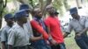 VaItai Dzamara (kuruboshwe) nemuwe wavo VaTichaona Danho (kurudyi) vachisungwa nemapurisa muAfrica Unity Square gore rapera.
