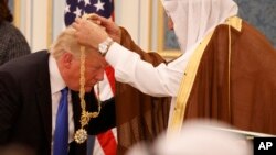 Trump es condecorado en Arabia Saudita por el rey Salman, el 20 de mayo de 2017.