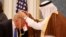 Saudiya podshohi Prezident Donald Trampni taqdirlamoqda. Riyod. 20-may, 2017-yil
