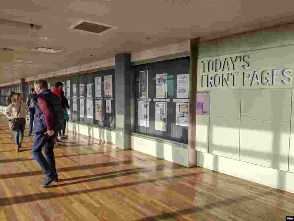 Las portadas del día. En la terraza del edificio del museo se exhibían las portadas diarias de decenas de periódicos de todo el mundo.&nbsp;Foto: Herbert Zepeda - VOA.