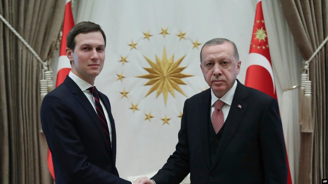 Presiden Turki Recep Tayyip Erdogan berjabat tangan dengan Jared Kushner (kiri), penasihat senior Presiden AS Donald Trump sebelum memulai pertemuan di Istana Kepresidenan di Ankara, Turki, 27 Februari 2019. 