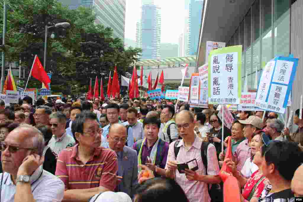 香港立法会10月26日上演惊人政治大戏（美国之音海彦拍摄）