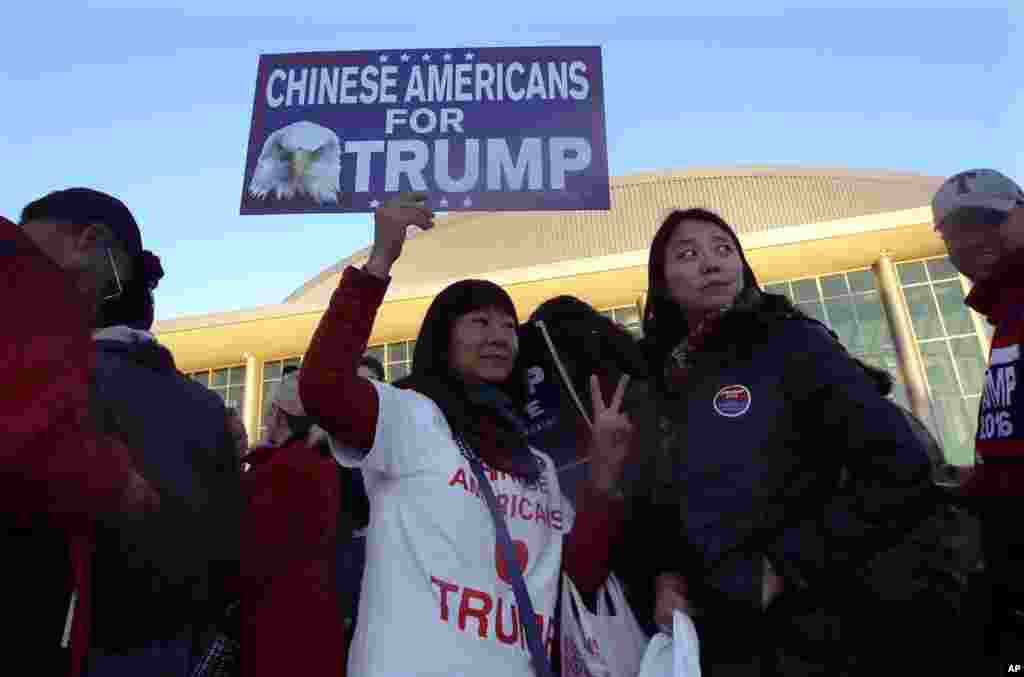 在马萨诸塞州的川普竞选大会举行前，有人举着标语&ldquo;华裔美国人支持川普&rdquo;（2016年11月7日）