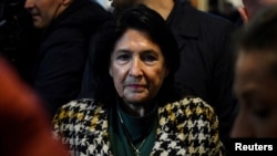 Presiden Georgia Salome Zourabichvili datang ke salah satu tempat pemungutan suara di Tbilisi dalam pemilu parlemen Gerogia, pada 26 Oktober 2024. (Foto: Reuters/Zurab Javakhadze)