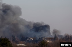 Una fábrica arde cerca del aeropuerto de Leópolis, en el oeste de Ucrania, después de un ataque de misiles rusos el 18 de marzo de 2022.