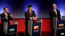 Antonio Álvaraez Desanti del Partido Liberación Nacional (izquierda), respone a una pregunta durante un debate televisivo en anticipación a la elección presidencial en Costa Rica el domingo, 4 de febrero de 2018, flanqueado por Carlos Alvarado Quesada del Partido Acción Ciudadana y Rodolfo Hernández Gómez, del Partido Social Cristiano Republicano.