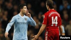 Gelandang Manchester City, Samir Nasri (kiri) meledek pemain Liverpool Jordan Henderson dalam pertandingan Liga Premier (foto: dok). 