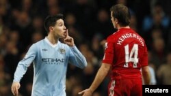  Samir Nasri, à gauche, et Jordan Henderson de Liverpool lors d'un match à l'Etihad Stadium, Manchester le 11 janvier 2012.