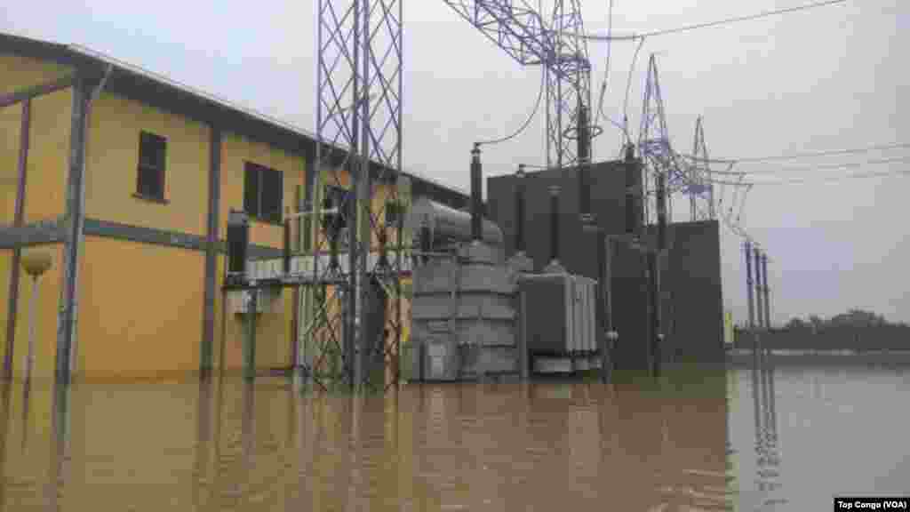 Les installations d&rsquo;une station électrique suite aux inondations à Kinshasa, le 4 janvier 2017. (VOA/TopCongo)