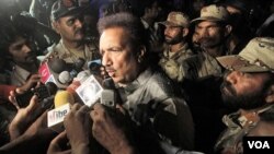 Mendagri Pakistan Rehman Malik berbicara dengan media di Karachi, Pakistan (05/23)