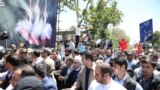 فیلم هایی&nbsp; از راهپیمایی روز قدس نشان می دهد عده از مخالفان روحانی به سمت او آمده و شعار داده اند &laquo;روحانی، بنی صدر پیوندتان مبارک&raquo;