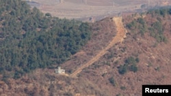 2024년 11월 29일 한국 경기도 김포시 애기봉평화생태공원 전망대에서 바라본 비무장지대(DMZ) 북측 지역의 북한군 초소. 