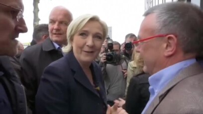 Lanzan huevo a candidata francesa Le Pen