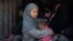 Para pengungsi Suriah, termasuk anak-anak menaiki truk untuk meninggalkan kubu terakhir ISIS di kota Baghouz, Suriah timur, Rabu (20/2). 