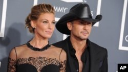 Faith Hill y Tim McGraw cantan a dúo un sencillo que está causando sensación. 