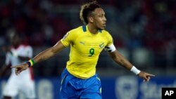 le Gabonais Pierre-Emerick Aubameyang célebre son but dans un match contre le Burkina Faso lors de la CAN 2015 à Bata, Guinée Equatoriale, samedi, Jan. 17, 2015. (AP Photo/Themba Hadebe)