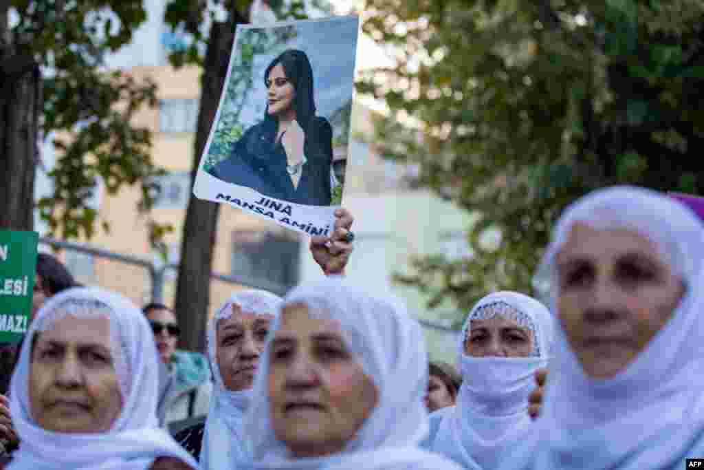 Jinek li Amedê (Diyarbakir), di nav xwepêşanderên din de wêneya Jîna Emînî hildigire (25'ê Mijdara 2025'an). AFP