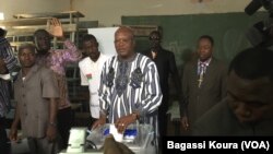 Roch Kaboré du MPP, sur le point de voter à Ouagadougou, dimanche 29 novembre 2015. (VOA/Bagassi Koura)