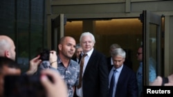 Pendiri WikiLeaks, Julian Assange, meninggalkan gedung pengadilan distrik AS di Saipan, Kepulauan Mariana Utara, pada 26 Juni 2024. (Foto: Reuters/Kim Hong Ji)