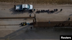 Menores no acompañados son separados en una fila en la localidad de Peñitas, Texas, EE. UU., el 17 de marzo de 2021.