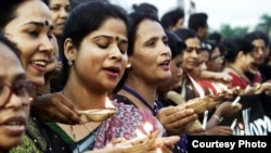 Para aktivis hak-hak perempuan India menggelar doa bersama (Foto: dok). Ibu dari korban perkosaan di India menuntut hukuman mati bagi para tersangka pelaku pemerkosaan dalam bis di New Delhi yang menewaskan putrinya yang berusia 23 tahun.