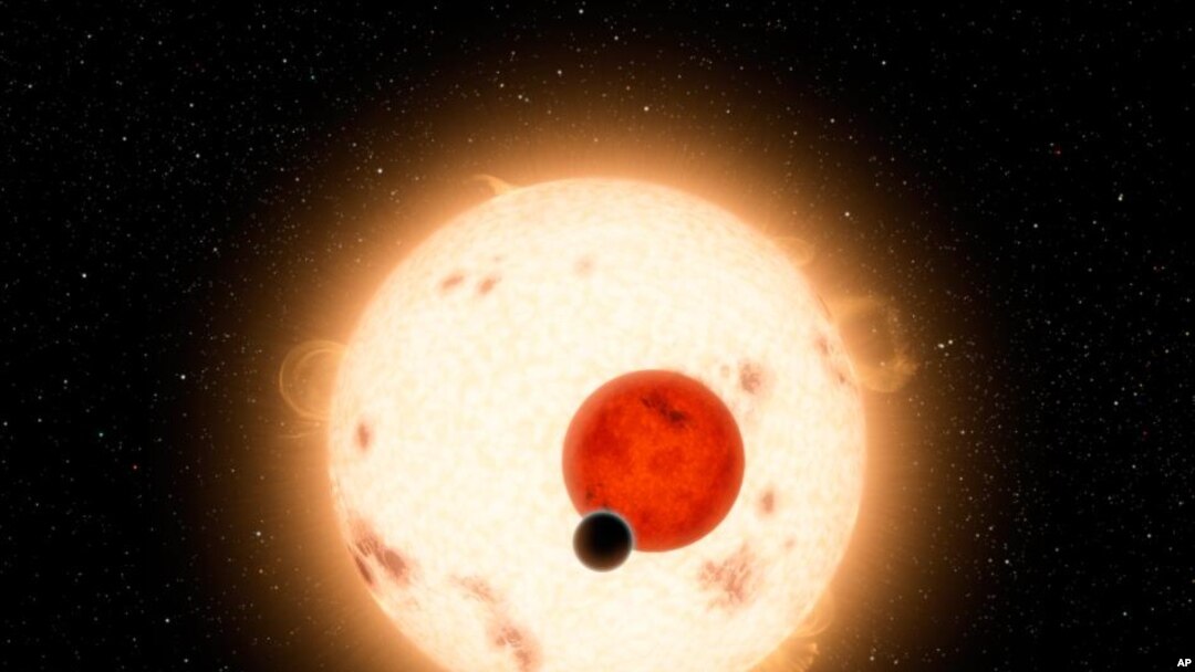 Artist's conception of planet (dark circle) orbiting two suns