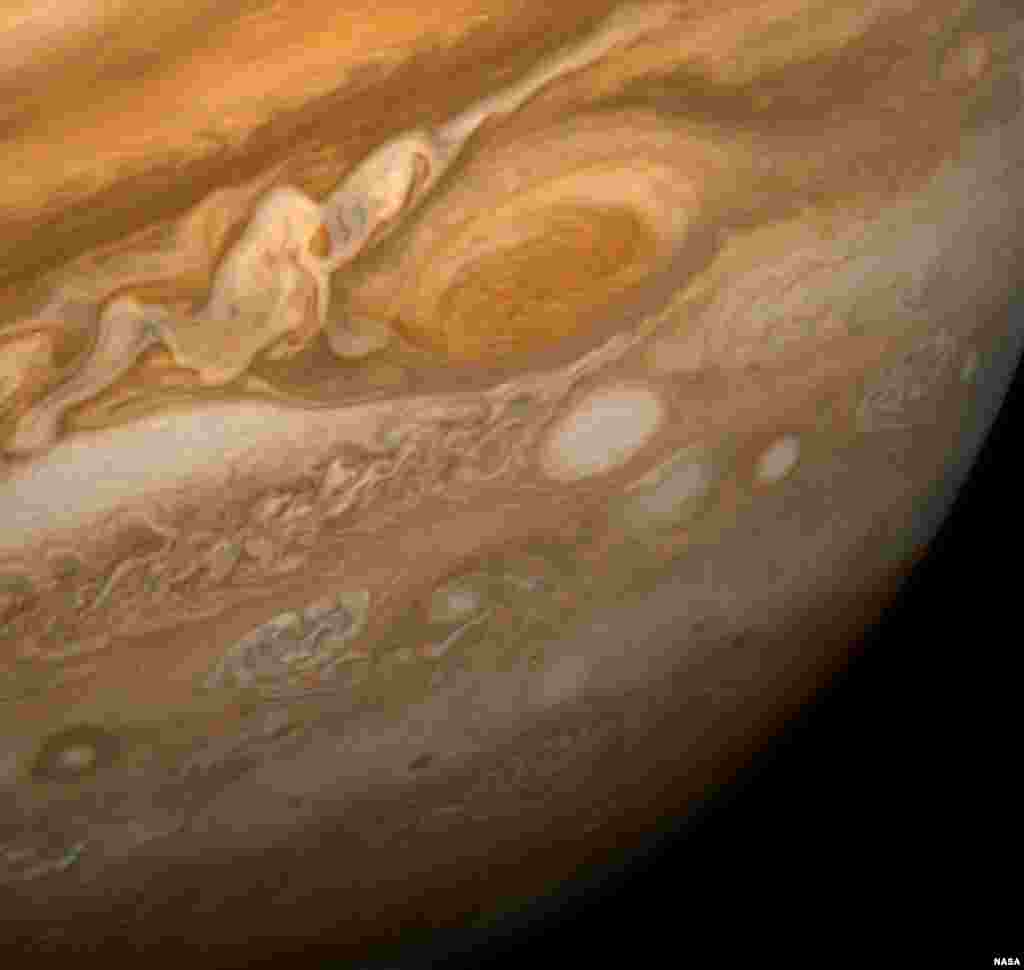 Большое Красное Пятно, 25 февраля 1979 Один из первых снимков Юпитера, на котором отчетливо видна поверхность газового гиганта, в том числе его самая известная деталь - Большое Красное Пятно. Снимок сделан аппаратом &laquo;Вояджер-1&raquo;. Долгое время Пятно было загадкой для астрономов, пока не было доказано, что оно представляет собой гигантских размеров ураган, скорость ветра в котором достигает 500 км/ч. Его размеры колоссальны - внутри пятна может несколько раз поместиться планета размером с Землю. Пятно считается самым крупным атмосферным вихрем в Солнечной системе. 📸: NASA